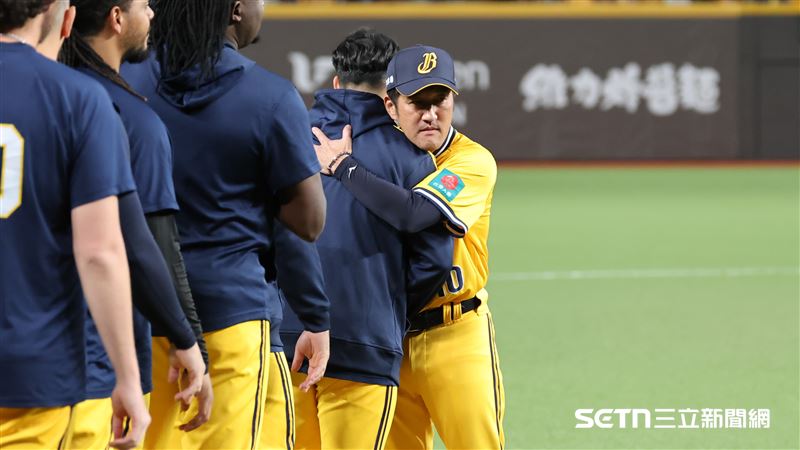 中職37年例行賽,中信兄弟11:1擊敗統一獅,總教練平野惠一賽後擁抱先發投手游竣宥。(圖/記者劉彥池攝影)