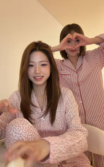 高允貞為Zena及RESCENE成員送上搬家禮物。(圖/翻攝自YT@RESCENE)