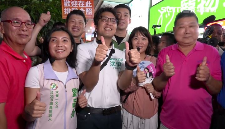 沈伯洋與綠營小雞合照,象徵大團結。(圖/翻攝畫面)
