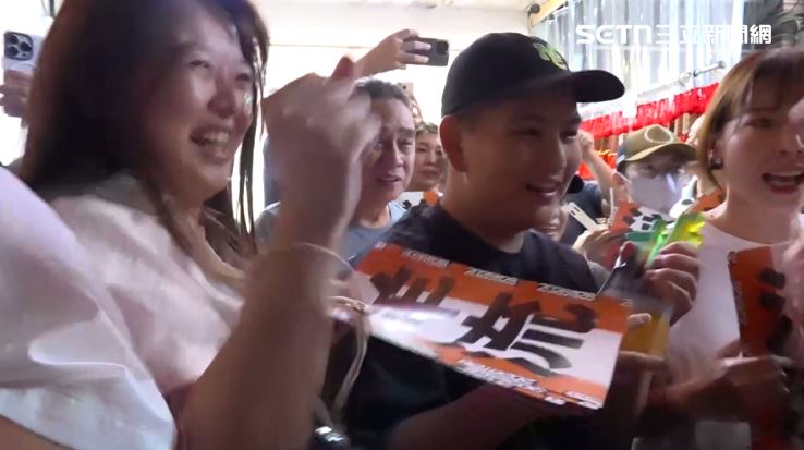 直搗深藍票倉仍擠爆!攤商求救沈伯洋