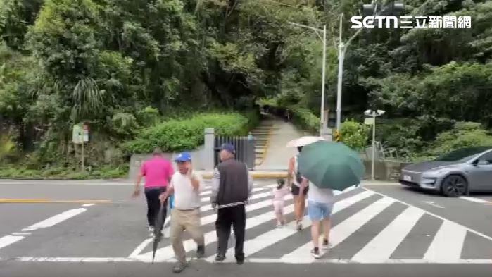 過馬路沒有紅綠燈,可能釀成危險