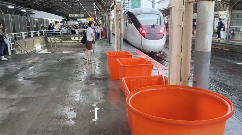 新自強號進站被網友形容像「神隱少女」中的水上火車場景。（圖／threads@hsirong_1027提供）