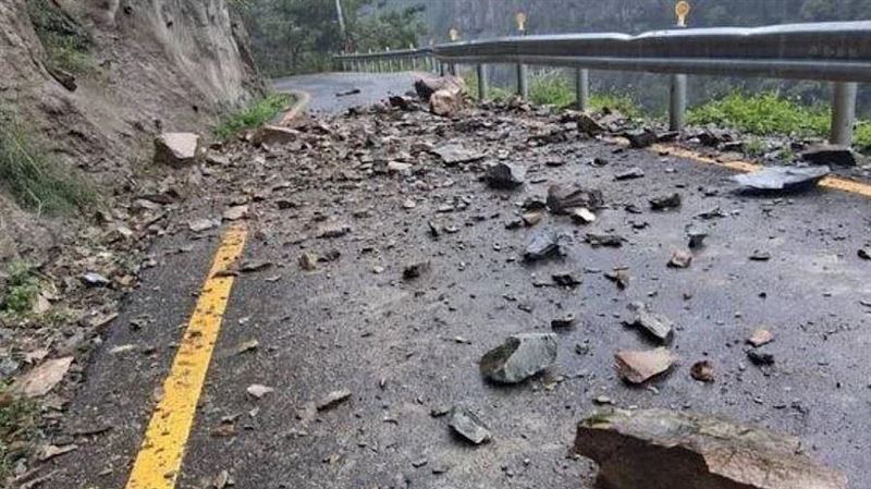 中橫驚魂！落石清完又崩塌　車隊險撞災區