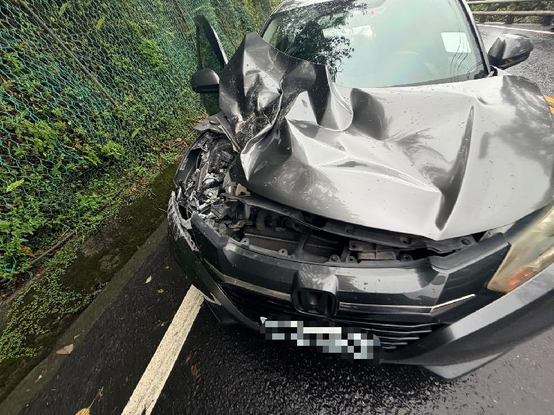 周姓女駕駛23日開著休旅車載父母回花蓮途中，行經台9線蘇花公路116.1公里處時車輛遭落石擊中，引擎蓋嚴重變形（圖），所幸無人受傷。（讀者提供）
