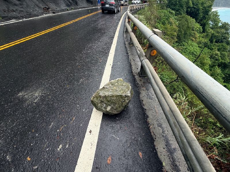 周姓女子23日開車與家人行經台9線蘇花公路116.1公里處時，意外遭落石（圖）擊中車身，所幸車內人員皆未受傷，僅車輛受損較為嚴重。（讀者提供）