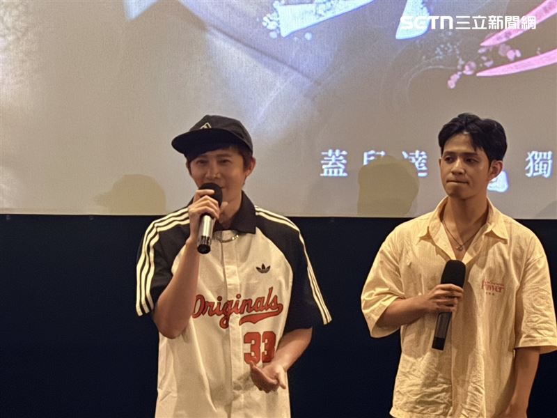導演陳郁翔(左)盼以本片提醒觀眾遠離毒品;更喊話將構思第三部片,持續為同志發聲。(圖/記者簡浩正攝影)