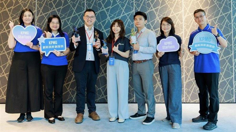 2026台灣創新科技大賽落幕,由AI翻譯商聲麥無線奪冠並將進軍葡萄牙全球總決賽。評審指出,台灣新創競爭焦點已全面從技術研發轉向市場規模化與海外跨境布局。(圖/KPMG提供)