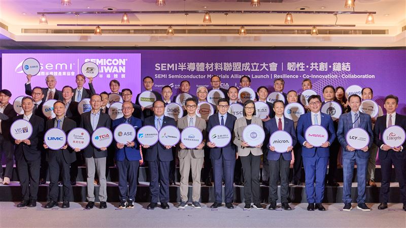 SEMI正式成立半導體材料聯盟,串聯全球超過400家材料企業與台灣在地聚落。聚焦供應韌性、國際合作與協同創新四大任務,全面升級2奈米與先進封裝的材料供應鏈競爭力。(圖/SEMI提供)