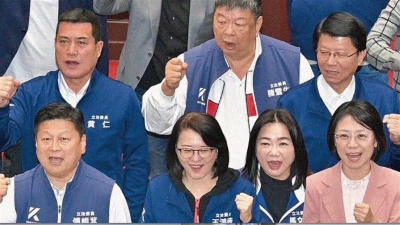 藍白砍出國預算反殺自己?張育萌掀底牌轟