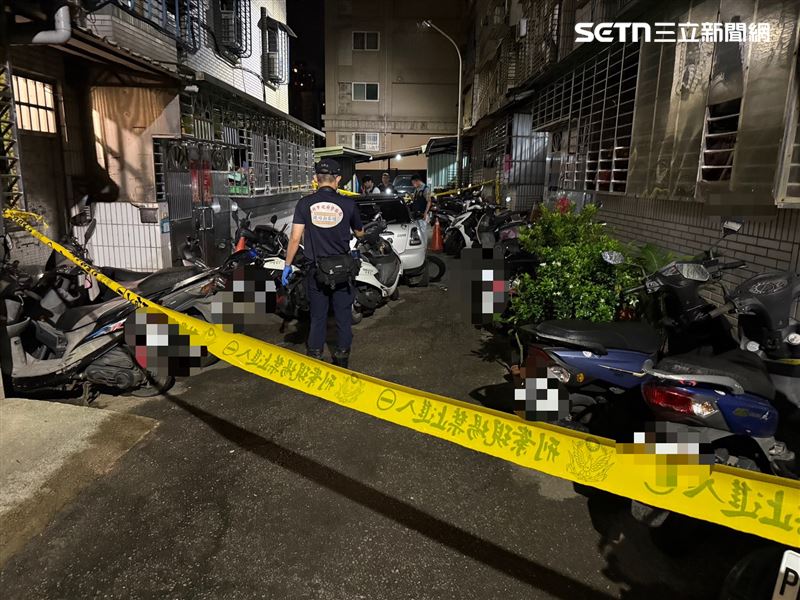 新北市新莊區今(24)日凌晨上演驚險警匪追逐戰,丹鳳派出所員警攔查可疑車輛時,駕駛拒檢狂飆並企圖衝撞警方。(圖/翻攝畫面)