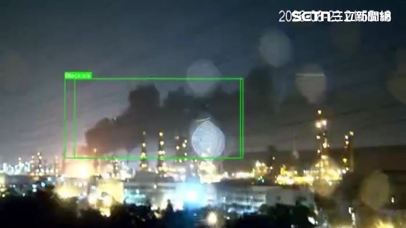 AI雲端監控系統23日晚間9時43分發現「中油大林廠」出現黑煙。(圖/翻攝畫面)