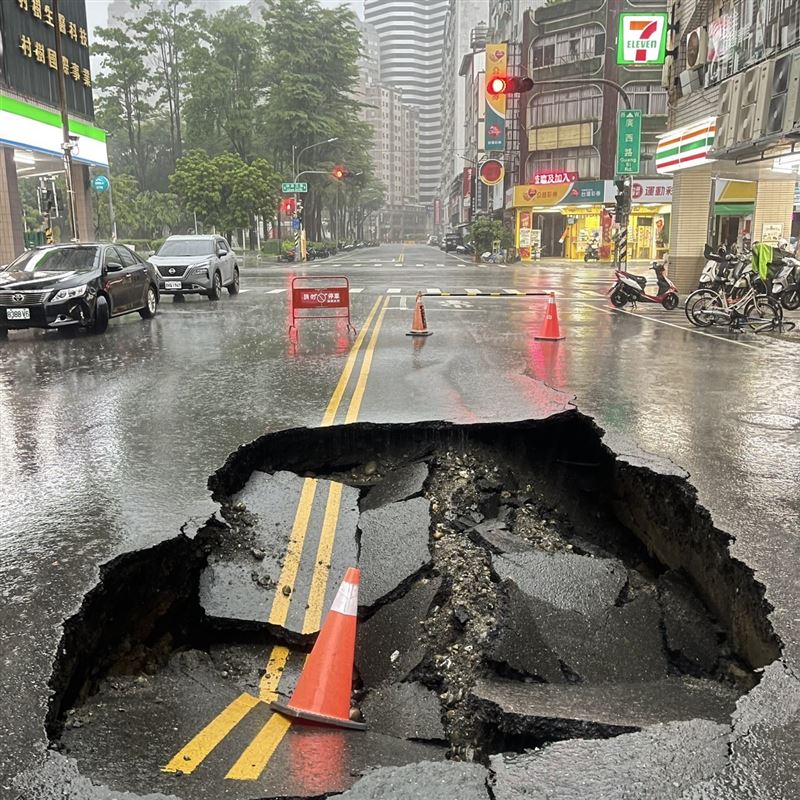 前鎮區廣西路與林森三路口柏油路嚴重塌陷,坑洞佔據雙向車道。(圖/翻攝自記者爆料網)