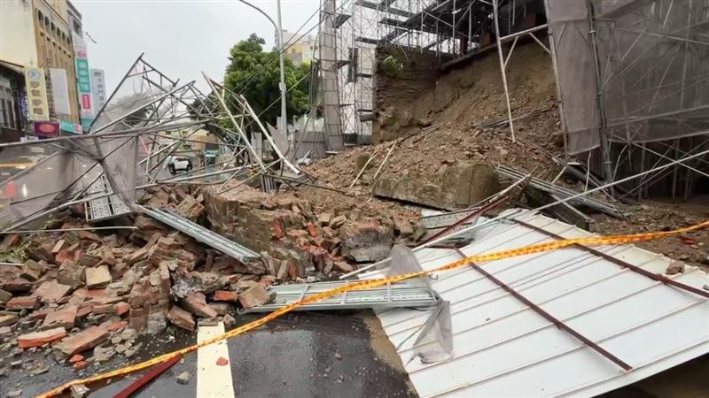台南古蹟「台灣府城大東門」疑因大雨倒塌,東門城進行施工維護,城門周圍有搭建鷹架,未料土石沖毀鷹架占據車道