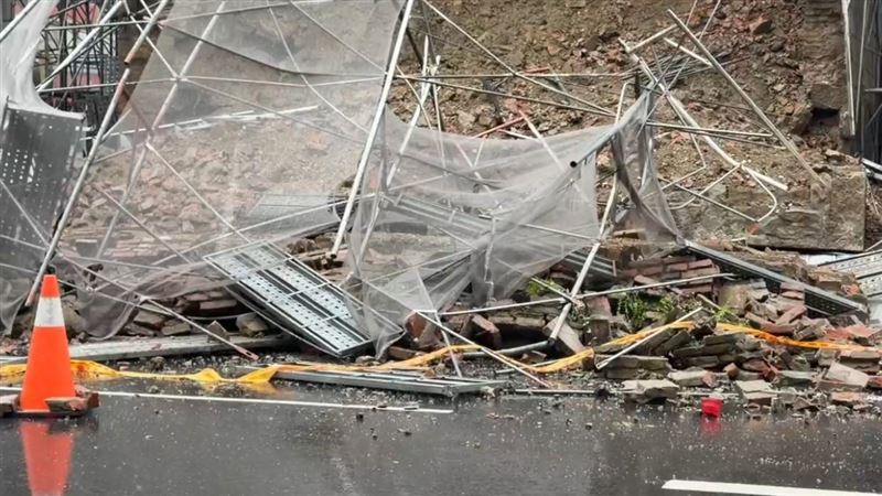 台南古蹟「台灣府城大東門」疑因大雨倒塌,東門城進行施工維護,城門周圍有搭建鷹架,未料土石沖毀鷹架占據車道