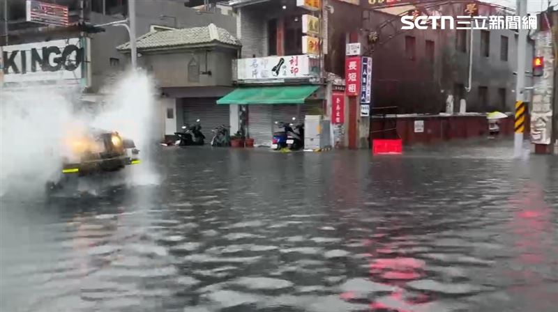 地勢原本就低窪的崑山科大前崑大路、水淹超過半個輪胎高。(圖/翻攝畫面)