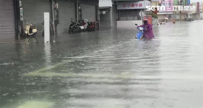 地勢原本就低窪的崑山科大前崑大路、水淹超過半個輪胎高。(圖/翻攝畫面)