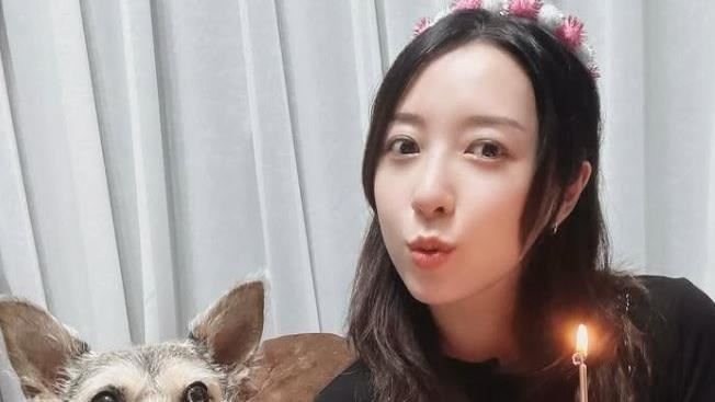 台女毀日國寶!1200年佛足石遭潑液