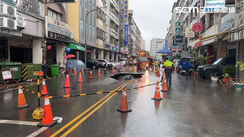 警方現場實施交通管制,並通報工務局到場搶修。(圖/翻攝畫面)