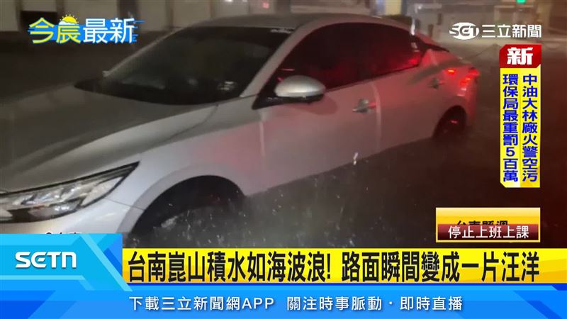 台南昨日暴雨,水深更一路漲到大腿,汽機車全都泡在水裡,只能趕緊將生財工具搬到高處,並架設防水閘門防堵