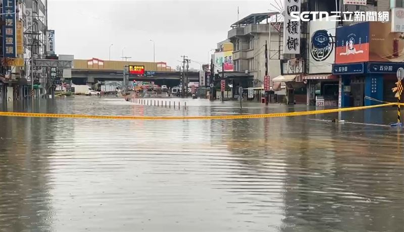 台南仁德交流道附近淹水,水深及小腿肚,目前車輛已經無法通行,現場已拉起封鎖線。(圖/翻攝畫面)