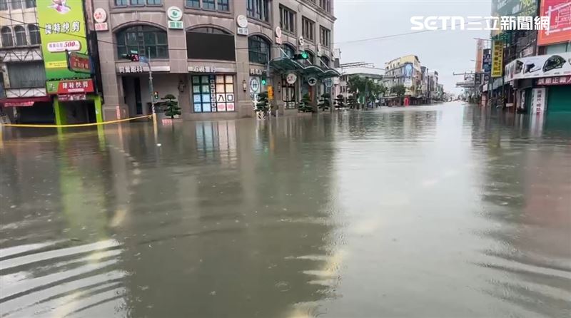 台南仁德交流道附近淹水,水深及小腿肚,目前車輛已經無法通行,現場已拉起封鎖線。(圖/翻攝畫面)