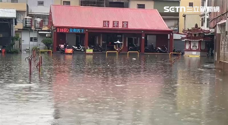 台南仁德交流道附近淹水,水深及小腿肚,目前車輛已經無法通行,現場已拉起封鎖線。(圖/翻攝畫面)