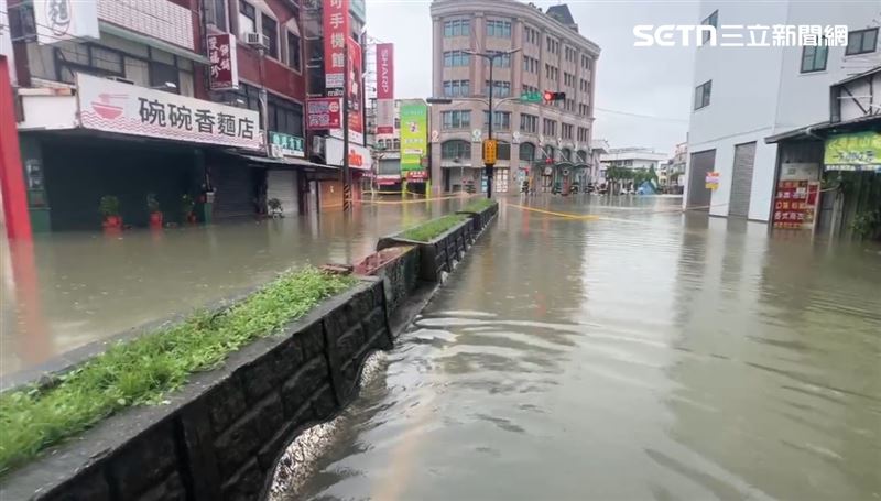 台南仁德交流道附近淹水,水深及小腿肚,目前車輛已經無法通行,現場已拉起封鎖線。(圖/翻攝畫面)