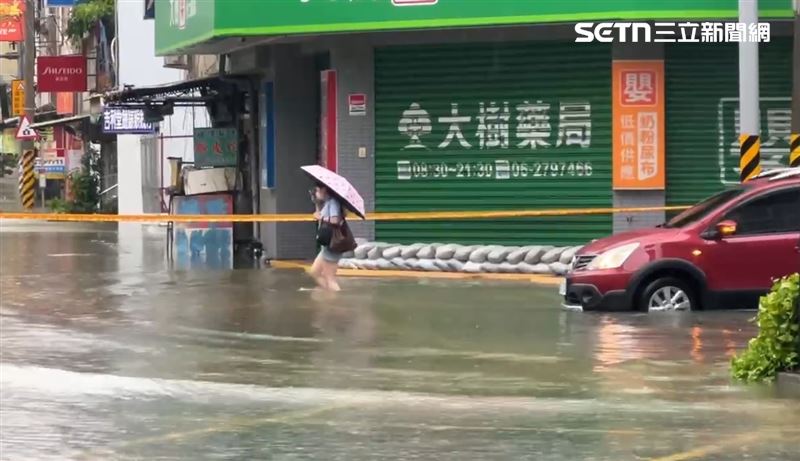 台南仁德交流道附近淹水,水深及小腿肚,目前車輛已經無法通行,現場已拉起封鎖線。(圖/翻攝畫面)