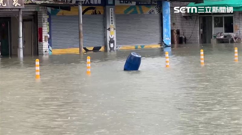 台南仁德交流道附近淹水,水深及小腿肚,目前車輛已經無法通行,現場已拉起封鎖線。(圖/翻攝畫面)