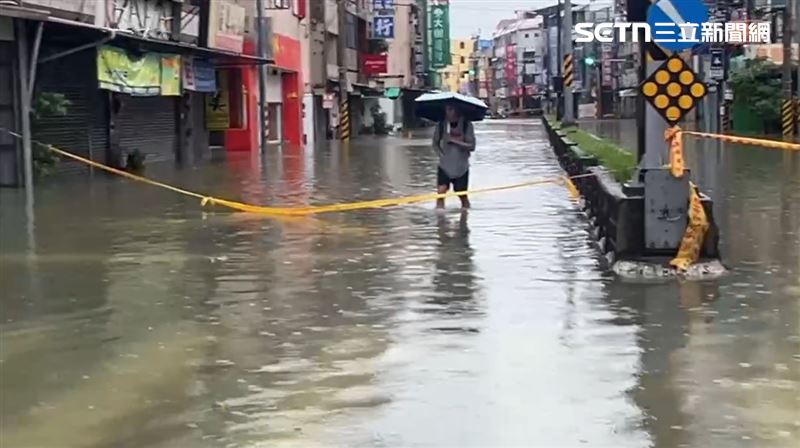 台南仁德交流道附近淹水,水深及小腿肚,目前車輛已經無法通行,現場已拉起封鎖線。(圖/翻攝畫面)