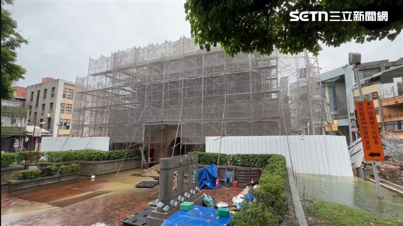國定古蹟「台灣府城大東門」修復工程鷹架,因連日暴雨導致內部土方含水量過高軟化,清晨應聲崩塌,大量土石與鋼架散落交通要道,所幸未造成人員傷亡。(圖/翻攝畫面)