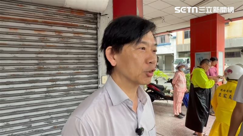 台南市副市長葉澤山緊急赴現場勘災,指出古蹟頂層RC板裂縫滲水造成推力過大,目前已調派沙包穩固,並由文化資產局專家介入會勘。(圖/翻攝畫面)