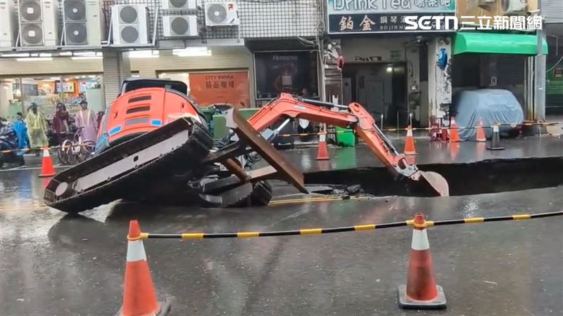 地基又無預警下陷,工人和怪手頓時失去重心側翻。(圖/翻攝畫面)