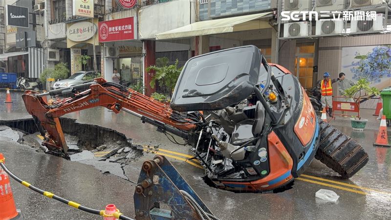 怪手死死的卡在坑洞裡。(圖/翻攝畫面)