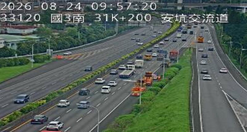 國道3號南下31.6公里處、安坑交流道路段,發生一起追撞車禍。(圖/翻攝畫面)