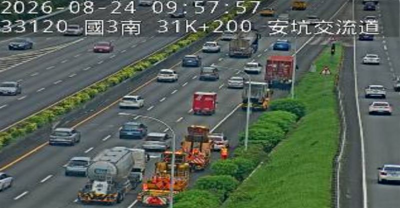 國道3號南下31.6公里處、安坑交流道路段,發生一起追撞車禍。(圖/翻攝畫面)