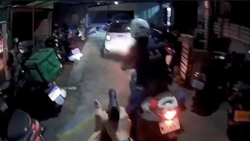 遭拒檢毒蟲衝撞！警連開6反擊槍畫面曝光