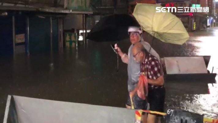 梓官典寶橋慘淹 老翁涉水避難水深及胸