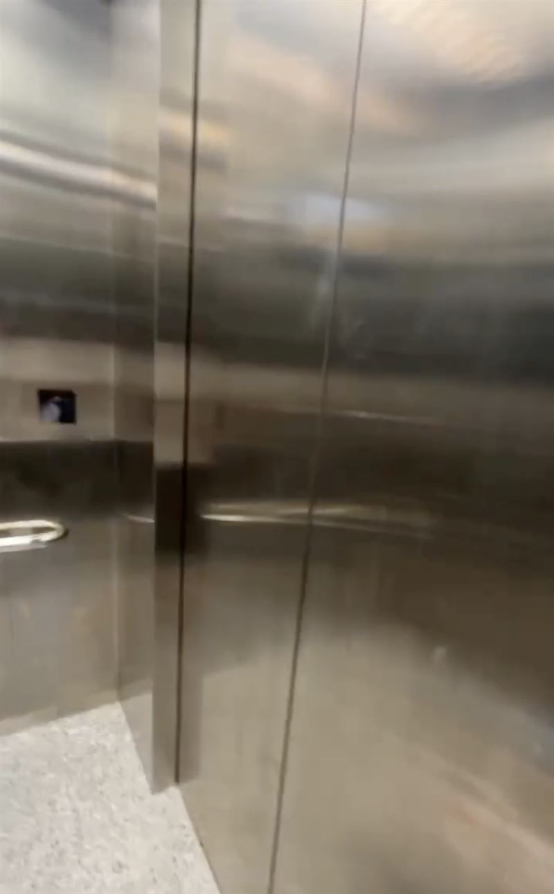 南港機廠社宅昨(23日)晚間傳出有住戶受困於電梯內。(圖/翻攝自陳宥丞threads)