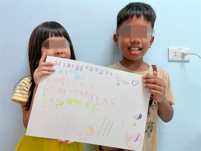 他終於撐起自己了!球球1歲遭施暴全身癱瘓,3年後終於可以小抬頭「萬人開心」。圖為其他在「家園」的小朋友。(圖/台灣關愛基金會《關愛之家》提供)