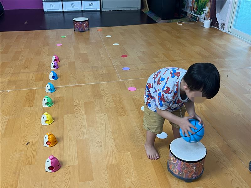 他終於撐起自己了!球球1歲遭施暴全身癱瘓,3年後終於可以小抬頭「萬人開心」。(圖/台灣關愛基金會《關愛之家》提供)