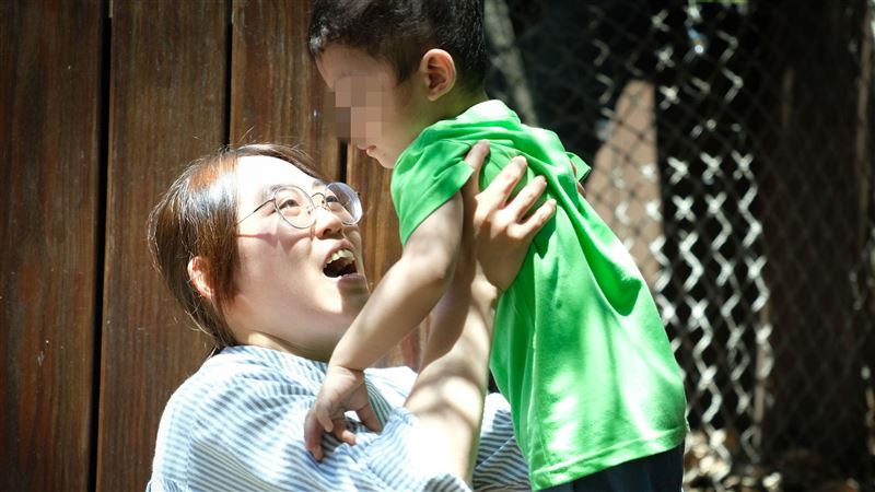 他終於撐起自己了!球球1歲遭施暴全身癱瘓,3年後終於可以小抬頭「萬人開心」。(圖/台灣關愛基金會《關愛之家》提供)