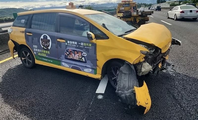 計程車突然變身「螃蟹車」變換至外側車道,波及2輛自小客車。(圖/翻攝畫面)