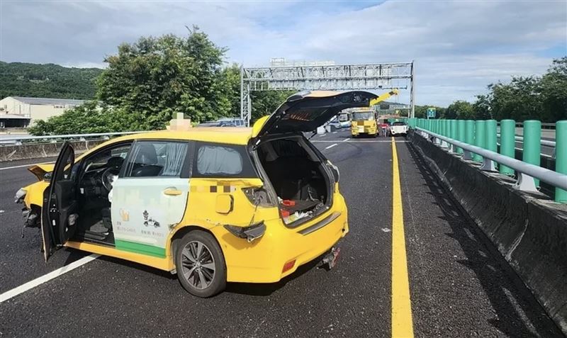 該計程車司機以不當方式迫使他車讓道,除依法開單舉發裁罰,也面臨吊銷駕照,並依公共危險罪依法送辦。(圖/翻攝畫面)