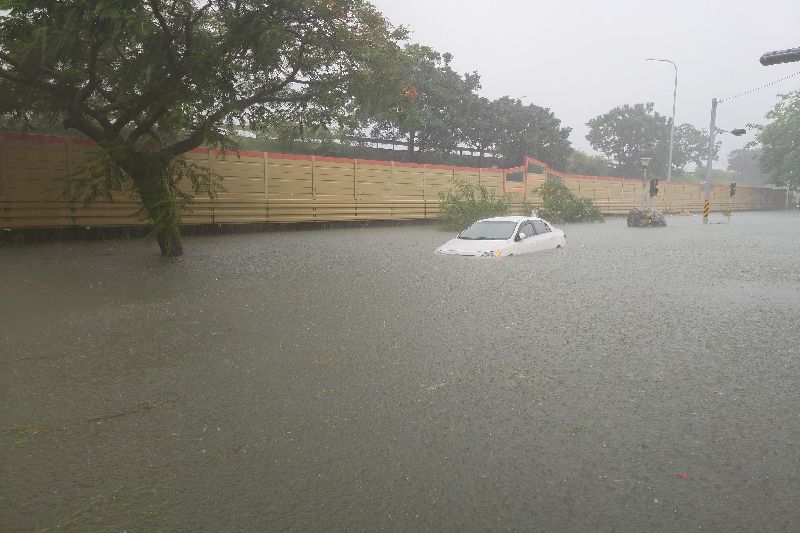 台南地區24日清晨一陣強降雨後，東區裕義路一帶嚴重積水，有車輛疑似誤入泡在水中
