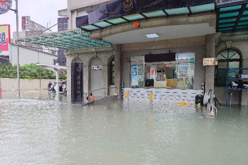 台南地區24日清晨一陣強降雨後,歸仁警分局仁德分駐所前道路嚴重積水,分駐所也緊急架起防水閘門