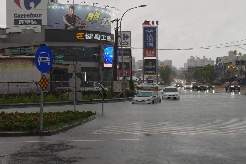 國1仁德交流道南向入口一度積水不通台南地區24日清晨一陣強降雨後，國道1號仁德交流道平面道路嚴重積水，除了北向入口持續封閉，南下入口也一度不通，還有車輛困在水中等待水退。中央社記者楊思瑞攝　115年8月24日