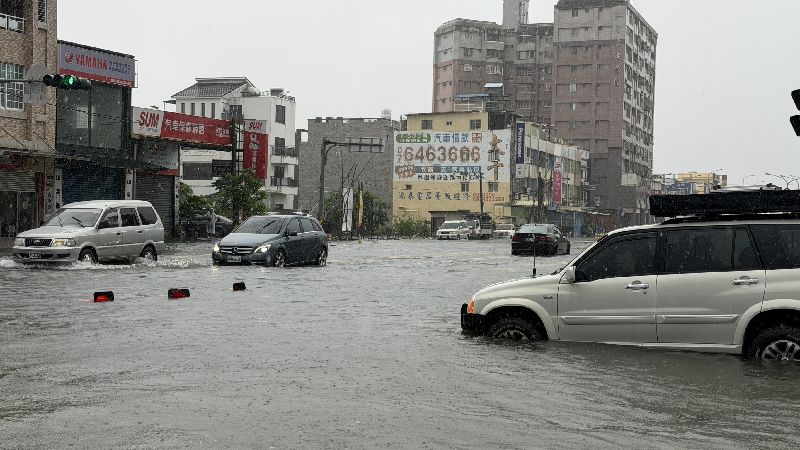 屏東從23日起雨勢幾乎未停歇,造成台17線東港路段與明德一路口路口積淹水,不少車輛涉水而過