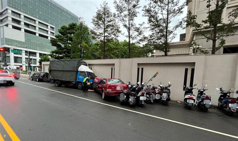 小貨車疑似煞車失靈,失控撞上停放在路邊的1輛自小客車及15輛機車。(圖/翻攝畫面)