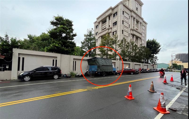 小貨車失控撞上大甲鎮瀾宮董事長顏清標住家外,造成停放在路邊的16輛汽機車倒地。(圖/翻攝畫面)
